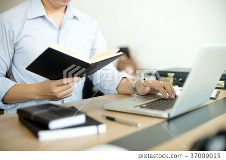 Business man work out of office 37009015