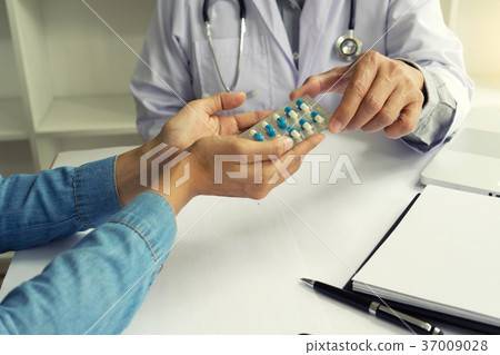 Doctor take care and to the patient Doctor take care and to the patient 37009028