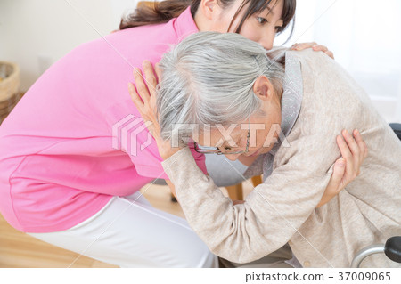 Care image transfer assistance scene old man cold sickness Care image transfer assistance scene old man cold sickness 37009065