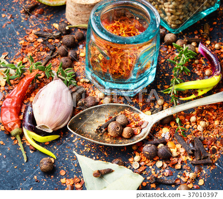 spices and herbs for cooking 37010397