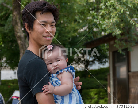 Parent and child playing in the park 37011553