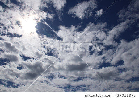 Cumulus clouds, blue sky, white clouds, summer cumulus clouds Cumulus clouds, blue sky, white clouds, summer cumulus clouds 37011873
