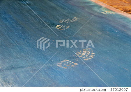 Footprints of shoes on sheet metal 37012007