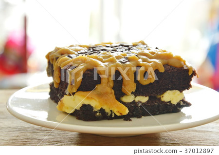 chocolate butter cake dressing brown sweet caramel chocolate butter cake dressing brown sweet caramel 37012897