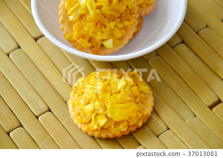 crackers topping crispy jack fruit and bean crackers topping crispy jack fruit and bean 37013081