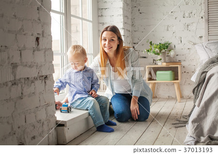 Beautiful Girl Fashion Model with Long Hair Beautiful Girl Fashion Model with Long Hair 37013193