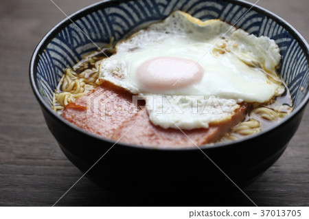 Instant noodles with spam and fried egg 37013705