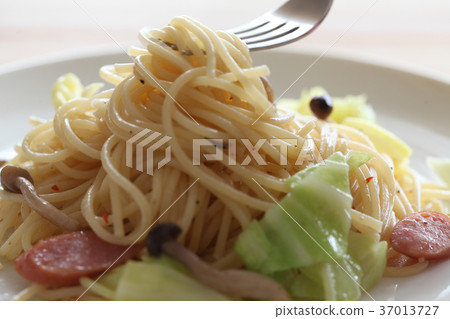 意大利面配白菜，維納和shimeji 37013727