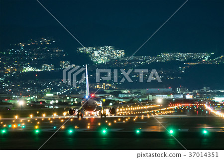 飛機起飛場景在晚上 飛機起飛場景在晚上 37014351