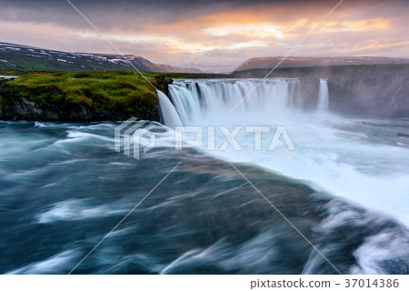 Godafoss waterfall on Skjalfandafljot river Godafoss waterfall on Skjalfandafljot river 37014386