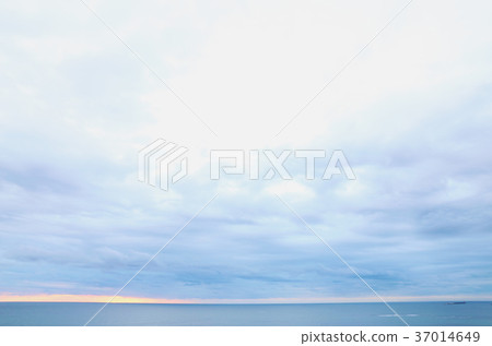 Cloudy sky at the end of December Kushihama coast, Hitachi, Ibaraki prefecture 37014649