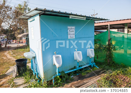 urinal on the wall 37014885