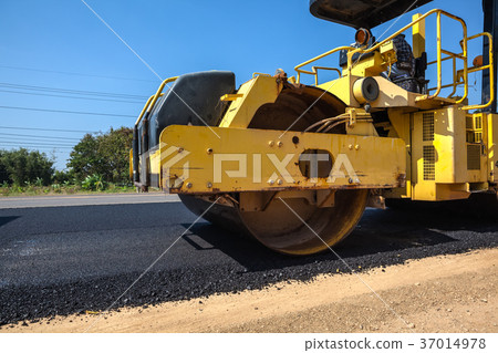 An asphalt roller 37014978