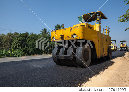 An asphalt roller An asphalt roller 37014995
