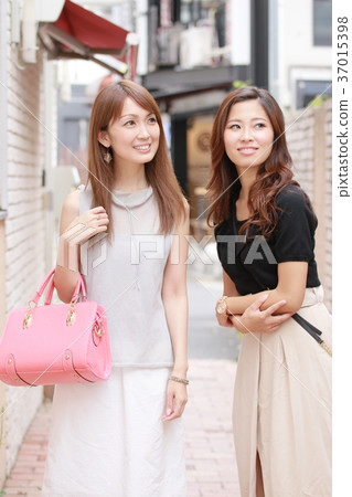 兩個年輕女子在鎮胡同里 37015398