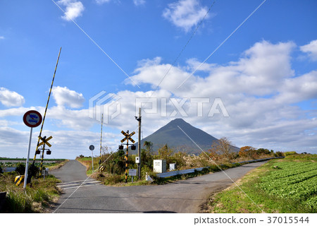 Kaimondake mountain range landscape JR Ijujuku Makurazaki Line Nishi Oyama crossing Ibusuki Kagoshima Prefecture 37015544
