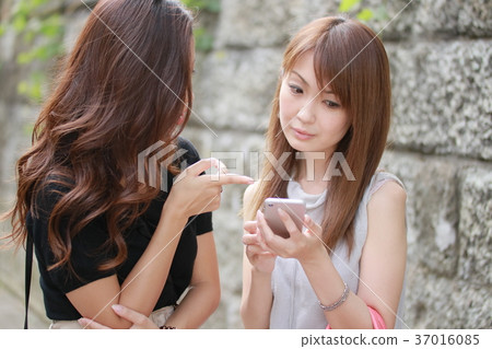 搜尋智能手機的兩個少婦 37016085
