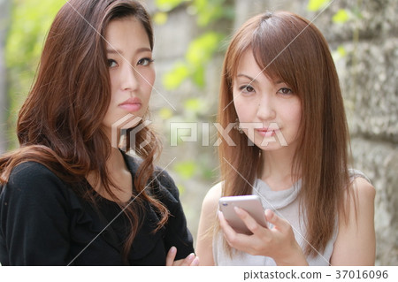 有智能手機的兩個少婦 37016096