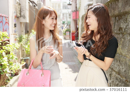 Two young women with smartphones 37016111