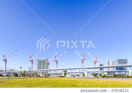 紅色起重機和高速公路和大廈 紅色起重機和高速公路和大廈 37016221