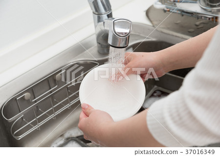 Women who do washing 37016349