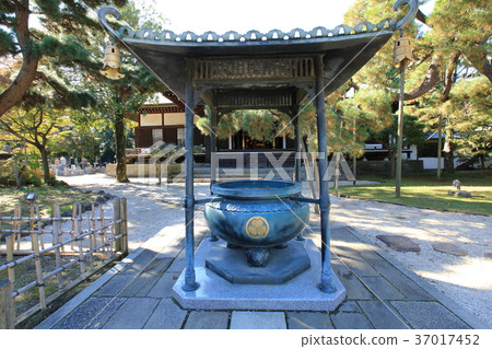 Incense incineration furnace of Toso-ji Temple (Matsudo City, Chiba Prefecture) Incense incineration furnace of Toso-ji Temple (Matsudo City, Chiba Prefecture) 37017452