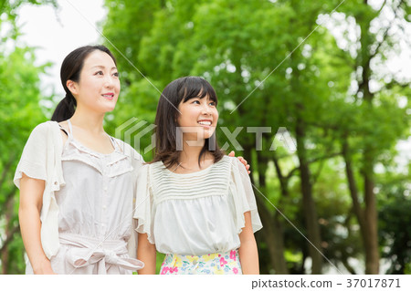 Smile parent and child Smile parent and child 37017871