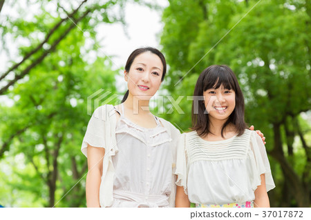 Smile parent and child Smile parent and child 37017872