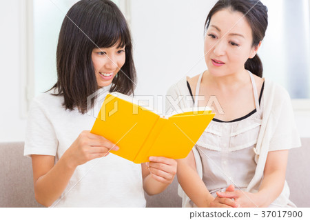 Parent and child reading 37017900
