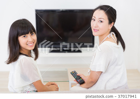 Parent and child watching TV Parent and child watching TV 37017941