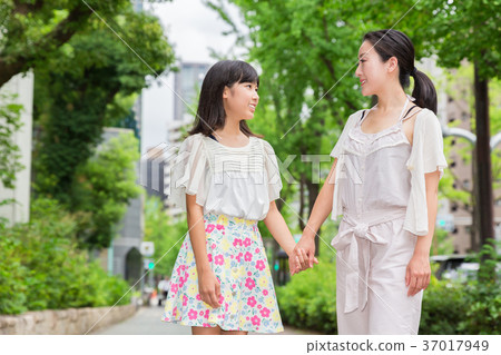 Parents and children holding hands 37017949