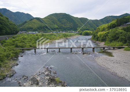 在高知縣的四萬十川上的水槽橋 在高知縣的四萬十川上的水槽橋 37018691