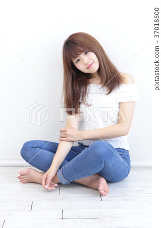 Young lady's hair style 37018800