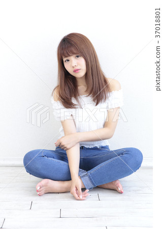 Young lady's hair style 37018801