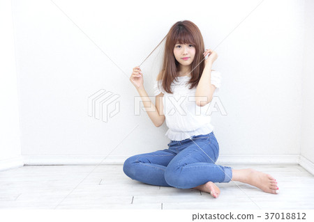 年輕女士的髮型 37018812