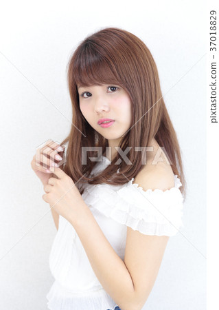 Young lady's hair style 37018829
