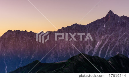 矛的日出 37019244