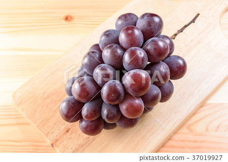 Big peone grape table on cutting board 37019927