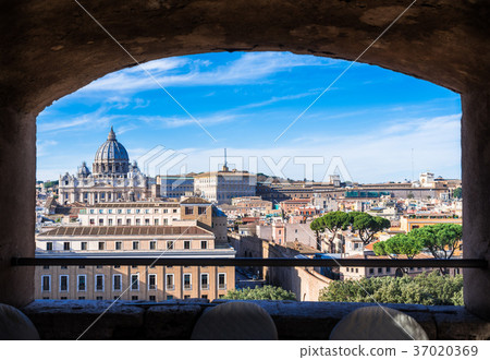 從Castel Sant'Angelo和羅馬都市風景看見的聖皮特聖徒·彼得的大教堂 從Castel Sant'Angelo和羅馬都市風景看見的聖皮特聖徒·彼得的大教堂 37020369