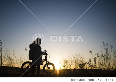 使用在自行車的孩子的剪影 使用在自行車的孩子的剪影 37021774