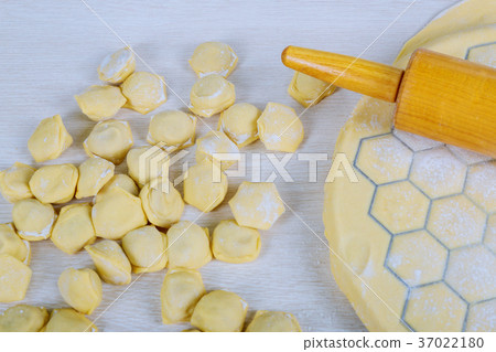 Preparing, cooking, making homemade pelmeni  37022180