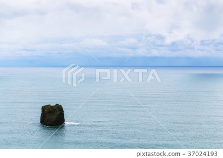 stack in Atlantic ocean near Dyrholaey promontory stack in Atlantic ocean near Dyrholaey promontory 37024193
