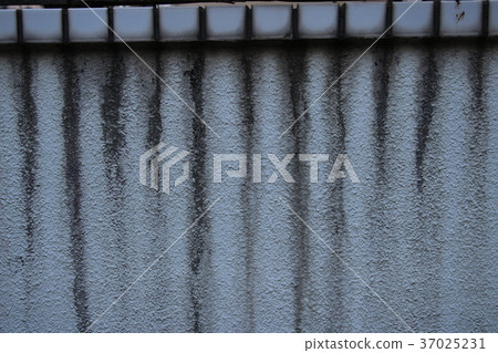 Water stains on the wall (image) 37025231