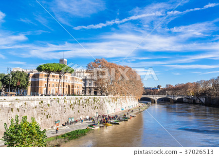 Town along the river Tiber 37026513
