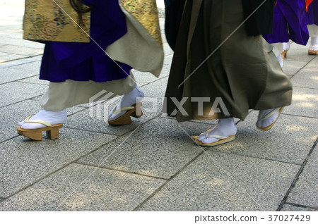 "Osho walking side by side" 37027429