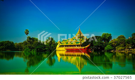 Ship Karaweik along Kandawgyi Lake's shores 37027565