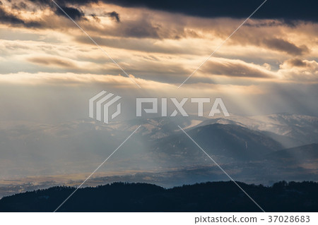 Rays of light pass through the clouds Rays of light pass through the clouds 37028683