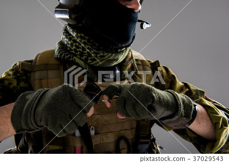 Man keeping bombshell in arms 37029543