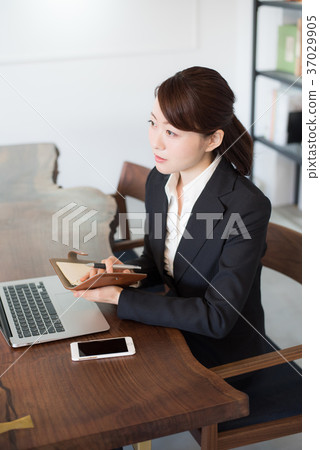 西裝的女人 西裝的女人 37029905