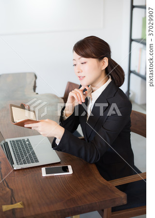 Business suit woman Business suit woman 37029907